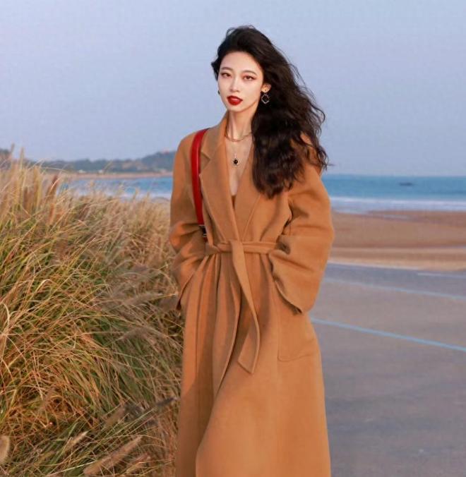 今冬大衣和裙子的翻红秘诀：不臃肿还兼顾气质与温柔感！