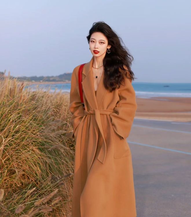 最近又火了一种穿法：“大衣 + 裙子”这才是今年冬季最美穿搭